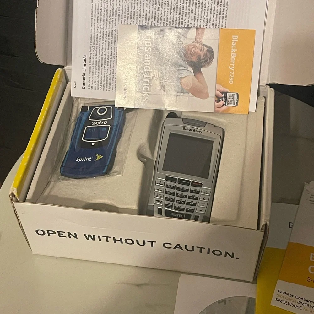 VTG Blackberry 7100i Nextel with battery no charging cord, comes w extras